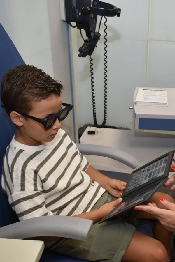 Optometría Infantil Alcoy Niño en clínica de optometría